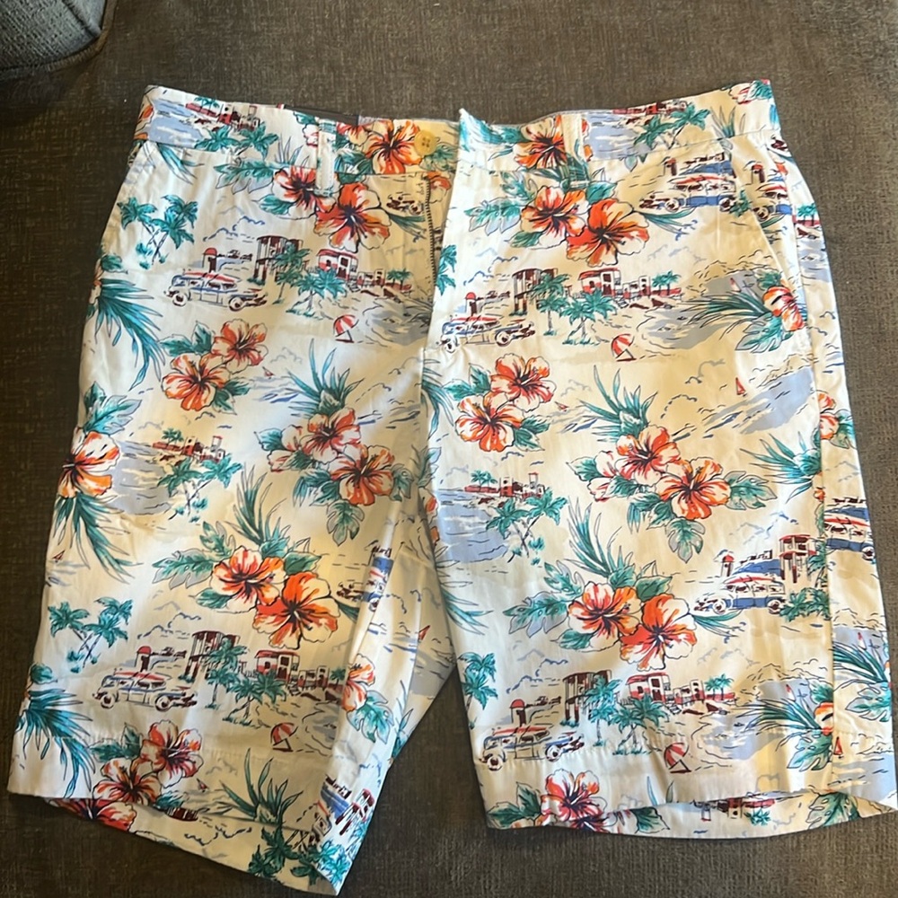 New tropical print short